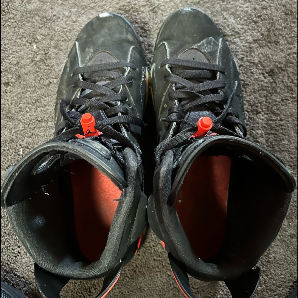 AIR JORDAN 6s, Retro noir/infrared, Size: 9.5, used condition tip of toe on both